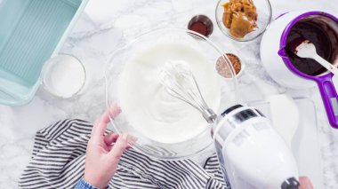 Düz yatıyordu. Adım adım. El yapımı mutfak mikserinde ev yapımı çikolatalı dondurma hazırlıyorum..