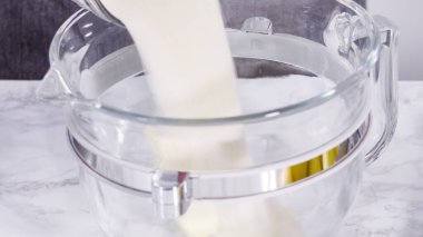 Adım adım. Limonlu kek için hamura malzemeleri karıştırıyorum..