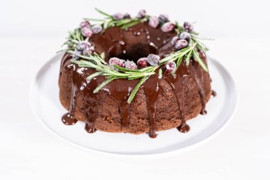 Çikolatalı kek. Çikolata kremalı. Taze yaban mersinli ve biberiyeli..
