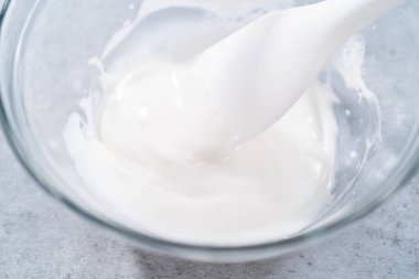 Beyaz jöleyi hazırlamak için karıştırma kabındaki malzemeleri karıştırıyorum..