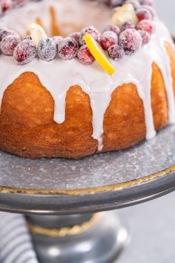 Böğürtlenli ve limonlu pastayla süslenmiş limonlu kek..