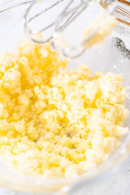 Kırmızı kadife kek hazırlamak için karıştırma kabındaki malzemeleri karıştırıyorum..