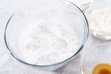 Krem peynirli krema hazırlamak için cam karıştırma kabındaki malzemeler..