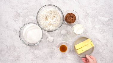 Düz yatıyordu. Adım adım. Kırmızı kadife kek hazırlamak için cam karıştırma kabı içeriyor..