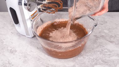 Adım adım. Kırmızı kadife kek hazırlamak için karıştırma kabındaki malzemeleri karıştırıyorum..