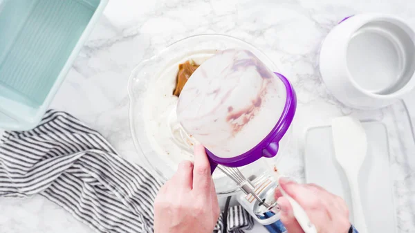 평평하게 차근차근 손으로 초콜릿 아이스크림을 손으로 요리하는 — 스톡 사진