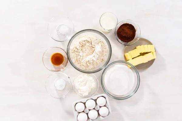 Acostado Ingredientes Cuencos Vidrio Para Hornear Pastel Chocolate Con Glaseado — Foto de Stock