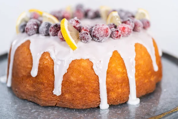 Citroen Cranberry Bundt Cake Versierd Met Suiker Cranberries Citroen Wiggen — Stockfoto