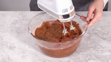 Adım adım. Kırmızı kadife kek hazırlamak için karıştırma kabındaki malzemeleri karıştırıyorum..