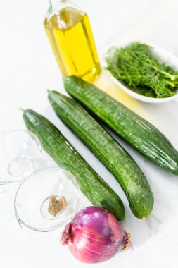 Yaz salatasını taze dereotu ve mor soğanla hazırlamak için..