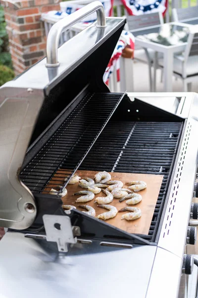 Asar Camarones Parrilla Sobre Una Parrilla Gas Aire Libre — Foto de Stock