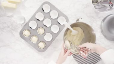 Çilekli pasta, çilek ve nane karışımı bir şeyler hazırlıyorum.  