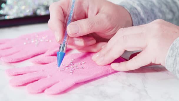 Strass Rosa Kinderhandschuhe Mit Schneeflockenformen — Stockvideo