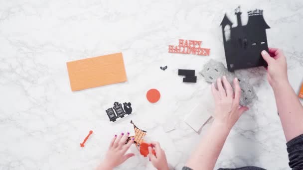 Niña Madre Están Trabajando Proyecto Artesanía Halloween — Vídeos de Stock