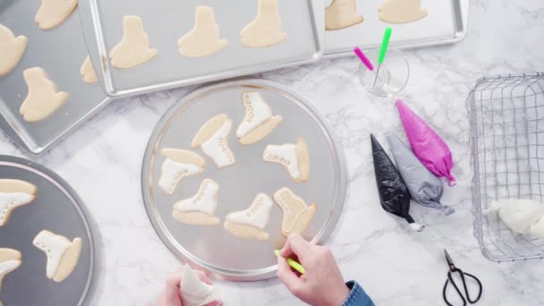 Decoratie Van Schaatvormige Suiker Koekjes Met Witte Kleur Koninklijke Glazuur — Stockvideo