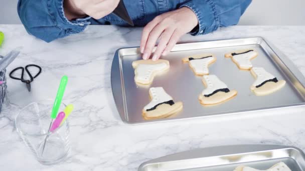 Decorar Patins Gelo Forma Biscoitos Açúcar Com Gelo Real Cor — Vídeo de Stock