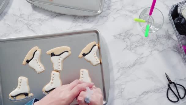 Décorer Les Biscuits Sucre Forme Patin Glace Avec Glaçage Royal — Video