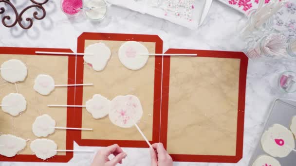 집에서 롤리팝을 만들기 위하여 실리콘 캐러멜 설탕을 뿌린다 — 비디오