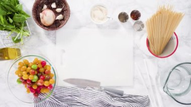 Vejetaryen makarnası hazırlamak için gerekli malzemeler..