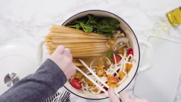 Ingrediënten Vegetarische Één Pot Pasta Bereiden — Stockvideo