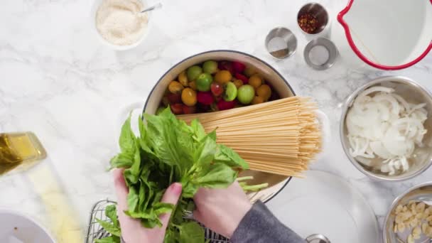 Ingredienser För Att Förbereda Vegetarisk Gryta Pasta — Stockvideo
