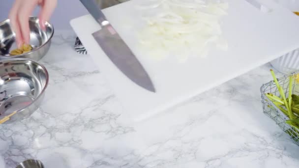 准备素食一锅面食的配料 — 图库视频影像