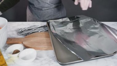 Fırında pişirmek için yağ, tuz ve biberli tereyağlı kabak..