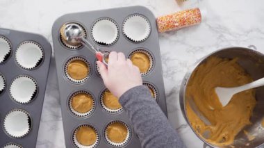 İtalyan tereyağlı ve pasta standına serpiştirilmiş balkabaklı kek..