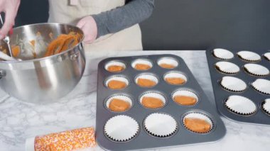 İtalyan tereyağlı ve pasta standına serpiştirilmiş balkabaklı kek..