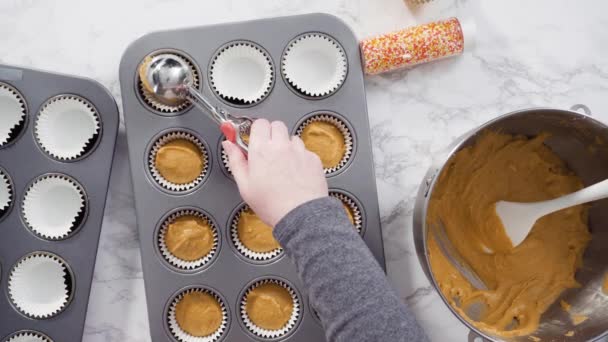 Pastel Especias Calabaza Con Crema Mantequilla Italiana Espolvorea Soporte Pastel — Vídeos de Stock