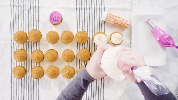 Dýňový Koření Cupcake Italským Máslovým Krémem Posypky Stojanu Dort — Stock video