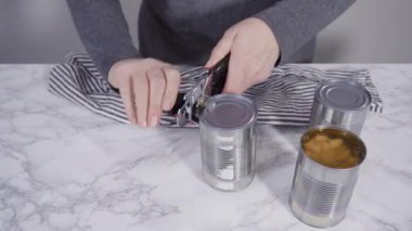 Dökme demir Hollanda fırınında vejetaryen beyaz fasulye çorbası pişirmek.