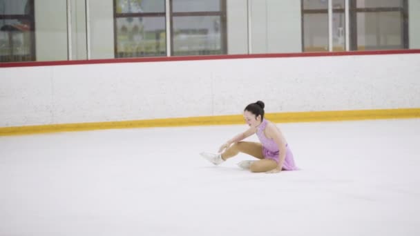 Menina Praticando Patinação Artística Uma Pista Patinação Gelo Interior — Vídeo de Stock