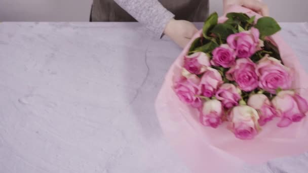 白色背景的新鲜粉红玫瑰的特写 — 图库视频影像