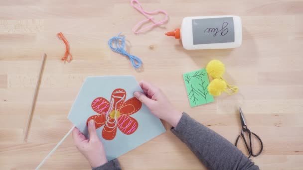 Niña Aprendiendo Coser Con Madre Mesa Manualidades — Vídeo de stock