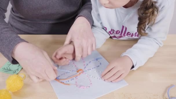 Kleines Mädchen Lernt Mit Ihrer Mutter Basteltisch Das Nähen — Stockvideo