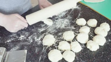 Kadın mutfakta ekmek yapıyor..