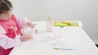 Çocuk kâğıtları. Boş tuvalet kağıdı rulolarından ve inşaat kağıdından kağıt hataları yapmak.