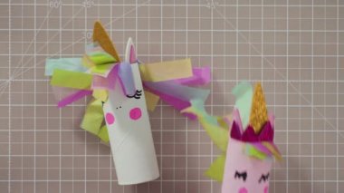 Çocuk kâğıtları. Boş tuvalet kağıdı rulolarından ve inşaat kağıdından kağıt hataları yapmak.