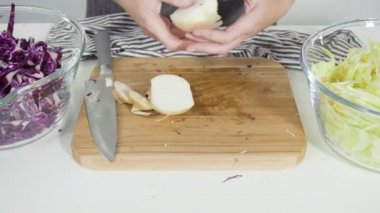 Tahta kesme tahtasına organik sarı soğan koymak..