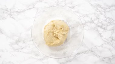 Tarçınlı çörek pişirmek için hamur yapmak..