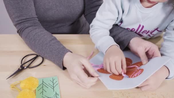 Kleines Mädchen Lernt Mit Ihrer Mutter Basteltisch Das Nähen — Stockvideo