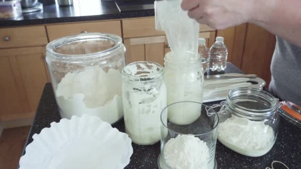 Mulher Fazendo Pão Liso Cozinha — Vídeo de Stock