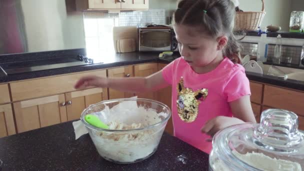 小女孩和妈妈在厨房里烤扁豆面包 — 图库视频影像