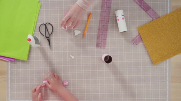 Çocuk Kâğıtları Boş Tuvalet Kağıdı Rulolarından Inşaat Kağıdından Kağıt Hataları — Stok video
