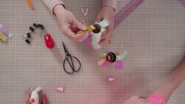 Papierkowa Robota Dla Dzieci Robaki Papierowe Pustych Zwojów Papieru Toaletowego — Wideo stockowe