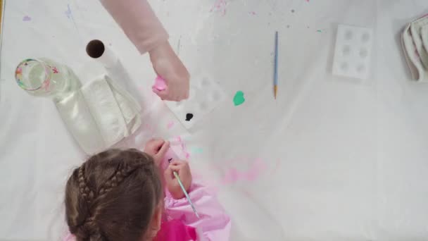 Kinder Basteln Aus Leeren Toilettenpapierrollen Und Baupapier Papierkäfer Machen — Stockvideo