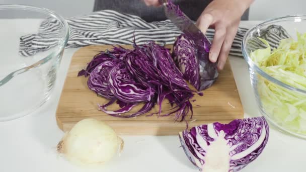 Biologische Kool Kubben Een Houten Snijplank — Stockvideo