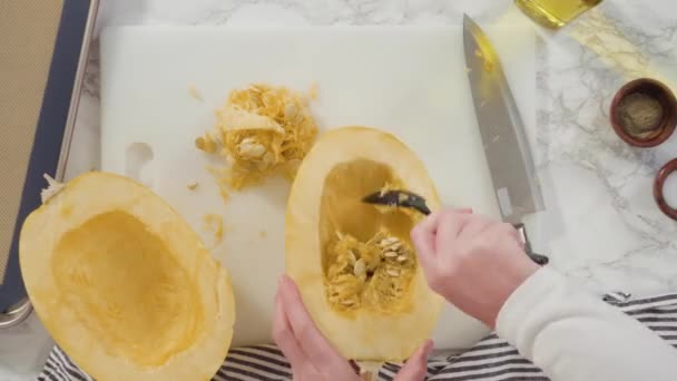 Förbereda Ekologisk Spaghetti Squash Med Olivolja Salt Och Peppar — Stockvideo