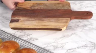 Soğutma rafında taze pişmiş çörekler. 